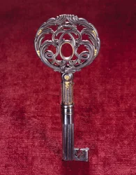 A chave do escritório do Rei Luís XV, duplo "L" inscrito em círculo. Feito por Jean Francois Oeben (1721-1763)
