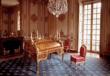 Estilo Luís XV: escritório com cilindros do gabinete interior de Luís XV realizado por Jean Francois Oeben (1720-1763) e Jean Henri Riesener (1734-1806) 1760-1769 Versailles, musee du chateau