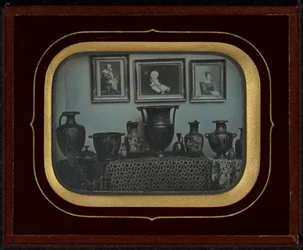 Natureza morta de vasos gregos e três pinturas