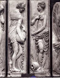 Detalhe de relevos da fonte dos inocentes retratando ninfas personificando os rios da pedra de França