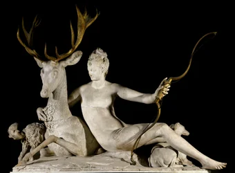 Diana caçadora e o cervo. A modelo foi Diane de Poitiers, duquesa de Valentinois (1499-1566), e a obra foi concebida para a fonte do castelo de Anet. Escultura de Jean Goujon (1510-1565), século XVI. Paris, Museu do Louvre