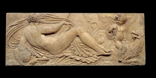 Ninfa e pequenos génios cavalgam num cavalo marinho; Ninfa e Tritão rodeados por dois pequenos génios. Baixo relevo. Escultura em pedra de Jean Goujon (1510-1567)