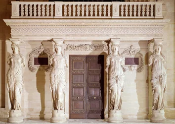 Arquitetura renascentista: a varanda das Cariátides. Escultura em pedra de Jean Goujon (1510-1567), século XVI, Paris, Museu do Louvre