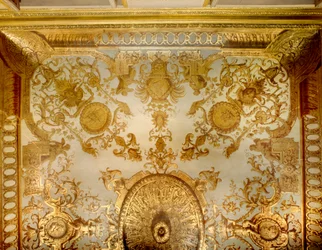 André Camot depois de Jean I Berain (1640-1711), Ceiling disse ao imperial do quarto da cama do hotel de Mailly
