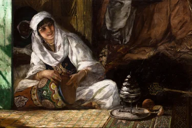 Interior de um harém em Marrocos, pormenor: mulher tocando a derbouka