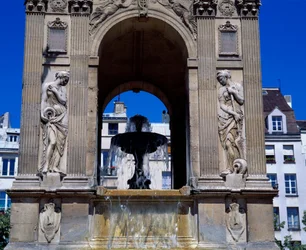Arquitetura: detalhe da fonte dos Inocentes representando as ninfas. Desenhado pelos arquitetos Jean Goujon, Augustin Pajou e Pierre Lescot. 1546-1549. Praça Joachim du Bellay, Paris.