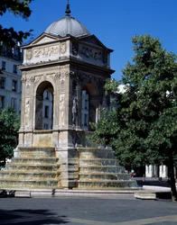 Arquitectura: vista da fonte dos Inocentes. Desenhado pelos arquitetos Jean Goujon, Augustin Pajou e Pierre Lescot. 1546-1549. Praça Joachim du Bellay, Paris.