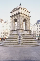 França, Paris, Fontaine des Innocents, fonte de pedra com degraus.