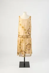Vestido de noite em chiffon de seda amarela bordado com seda amarela, lantejoulas, miçangas e brilhantes amarelos, c.1926 (seda chiffon)