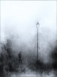 Figura solitária sob o candeeiro