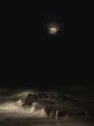 Paisagem marítima lunar enevoada