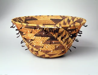 Meninas Coiled Dowry ou Puberty Basket, Pomo, Pinoleville, Califórnia