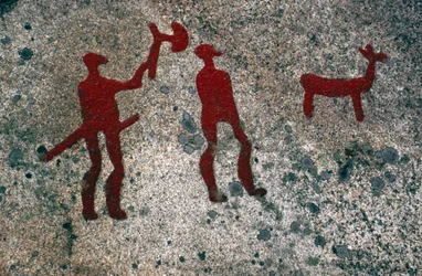 Emboscada, escultura em pedra da Idade do Bronze, Tanum, Västra Götaland, Suécia