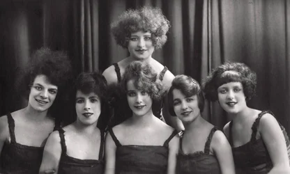 Um grupo de dança ou teatro, c1900-1929.