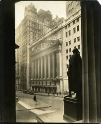 Broad St from Treasury Building, New York, USA, c.1905-40 (foto em prata gelatina)