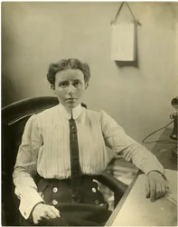 A Dra. Josephine Baker, chefe do Departamento de Higiene Infantil do Departamento de Saúde de Cy de NY supervisiona a saúde de mais crianças do que qualquer outra mulher no mundo, c.1917-19 (foto gelatina prateada)