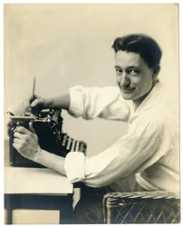 Henry Oyen na máquina de escrever, c.1905-21