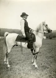 Homer Davenport cartunista em seu cavalo árabe, c.1905-12 (foto em prata gelatina)