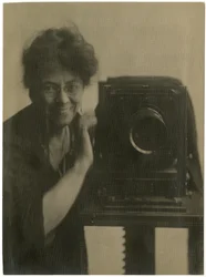 Jessie Tarbox Beals, auto-retrato com câmera, c.1918-20 (foto em prata gelatina)