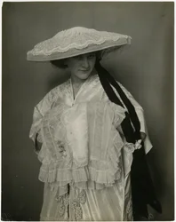 Jumble Bros ?, Lingerie hat and muff, c.1905-11 (foto em prata gelatina)