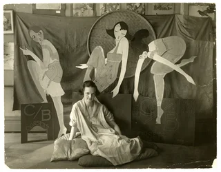 Lin em sua loja, Greenwich Village, Nova York, EUA, c.1916-20 (foto em prata gelatina)