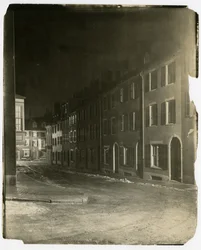 Olhando para a West Cedar Street onde termina e é atravessada pela Chestnut St, Boston, EUA, c.1902-10 (foto em prata gelatina)
