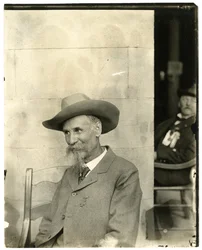 Homem com chapéu, medalha, c.1905-40 (foto gelatina prateada)