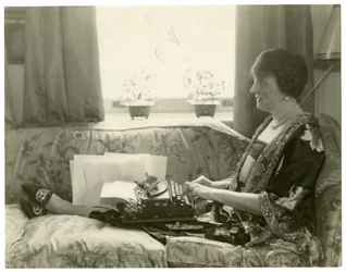 Sra. Emily Post, autora de Etiqueta, c.1926-28