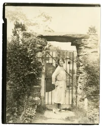 A senhora Ernest Thompson Seton, de Greenwich, Connecticut, presidente nacional da League of American Pen Women, que parte de barco a 18 de junho com uma expedição de campo para explorar o curso superior do Amazonas
