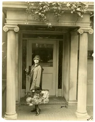 Sra. L C Harper (Mabel Herbert Urner) a caminho da Europa para recolher amostras, Nova Iorque, EUA, c.1905-27 (foto gelatina prateada)