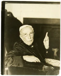 Sra. Mary Moore, Brookline, Mass., 91 anos, recitando uma balada, c. 1905-27