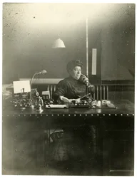 Chas Netcher de Chicago, dona de uma das maiores lojas The Boston Store de lá Ela agora está casada de novo, encontra o seu nome Mollie Alpiner Netcher Newbury, c.1905-18 (foto em prata gelatina)