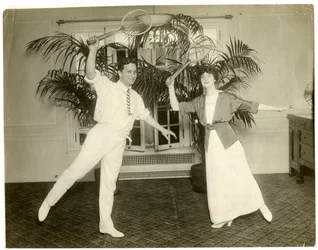 Novos dançarinos parisienses Señor Sebastian & Mme Mann - eles dançaram na abertura do Albemarle Hoffman Roof Garden , c.1905-18 (foto em prata gelatina)