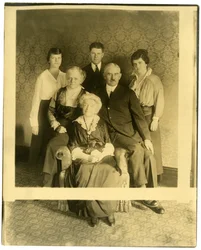 A velha é a Sra. Lyman James, irmã de Marshall Field, c.1905-28 (foto em prata gelatina)
