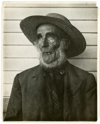 Velho de chapéu de palha, c.1905-40 (foto gelatina prateada)