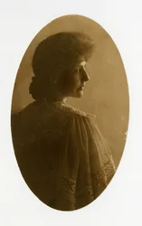 Retrato oval da mulher, c.1905-40 (foto em prata gelatina)