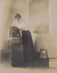 Retrato de Lillian Baynes Griffin com sua câmera, 1905-10