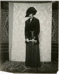 Fato de veludo vermelho com saia plissada acordeana, Arnold & Constable, c.1905-18 (foto gelatina prateada)