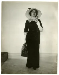 Caminho certo para levar uma bolsa e guarda-chuva, c.1905-18