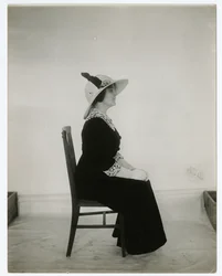 Maneira certa de sentar em uma cadeira, c.1905-18 (foto em prata gelatina)