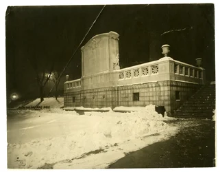 Shaw Memorial à noite, Boston, EUA, c.1902-10 (foto em prata gelatina)