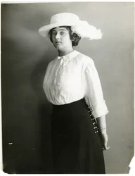 Blusa de seda e chapéu branco, McCreery "s, c.1905-18