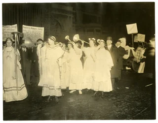 Suffrage Parade, Greenwich Village, Nova Iorque, EUA, c.1915-18 (foto em prata gelatina)