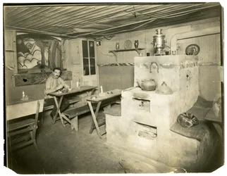 The Isba Tea Room on 4th St Sachia - agora um famoso fotógrafo na Europa Russian Tea Room, Greenwich Village, New York, EUA, c.1905-40 (foto em prata gelatina)
