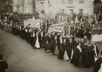 Mulheres em trajes acadêmicos marchando em um desfile de sufrágio em Nova York, 1910