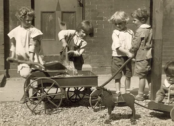 Jovens crianças carregando cascalho em um carrinho, c.1915 (fotografia)