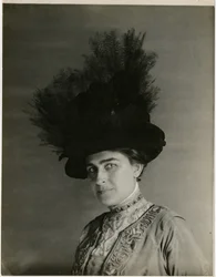 fechamento de chapéu de penas, c.1905-18 (foto em prata gelatina)