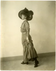 modelo em chapéu com penas, c.1905-18 (foto em prata gelatina)