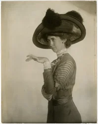 perfil de chapéu de penas, c.1905-18 (foto em prata gelatina)