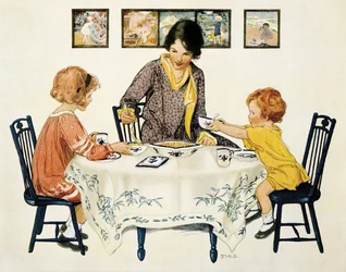 Família (mãe e filhos) reunidos em torno de uma mesa a comer massa